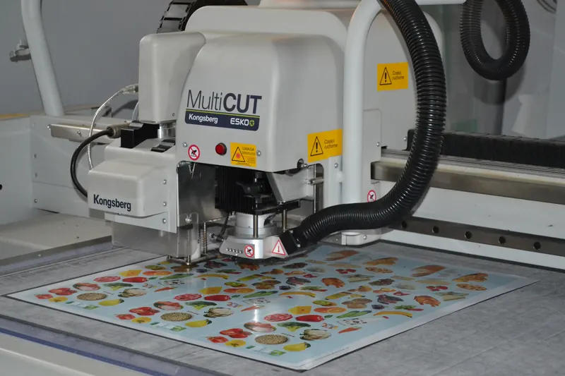 Schneideplotter beim Zuschnitt eines Bogens