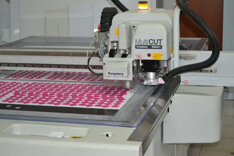 Zuschnitte werden auf einem Schneideplotter ausgeschnitten